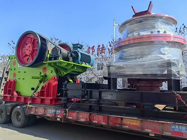 圓錐機破碎機發(fā)貨現場.jpg
